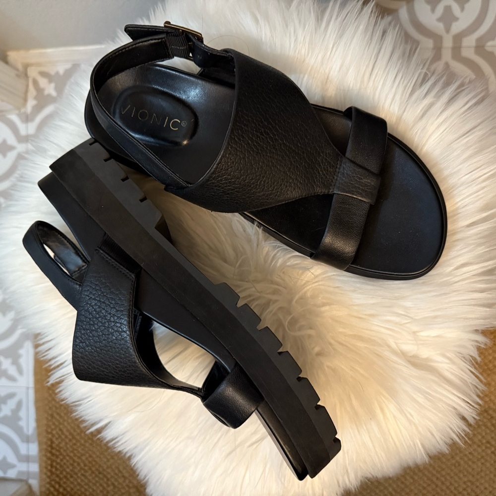 Vionic Black Textured Leather Platform Toe-Ring Slingback Sandals - Picture 4 of 6